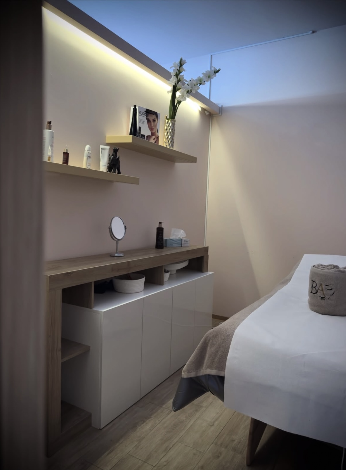 Cabina estetica con arredo in legno e lettino trattamenti