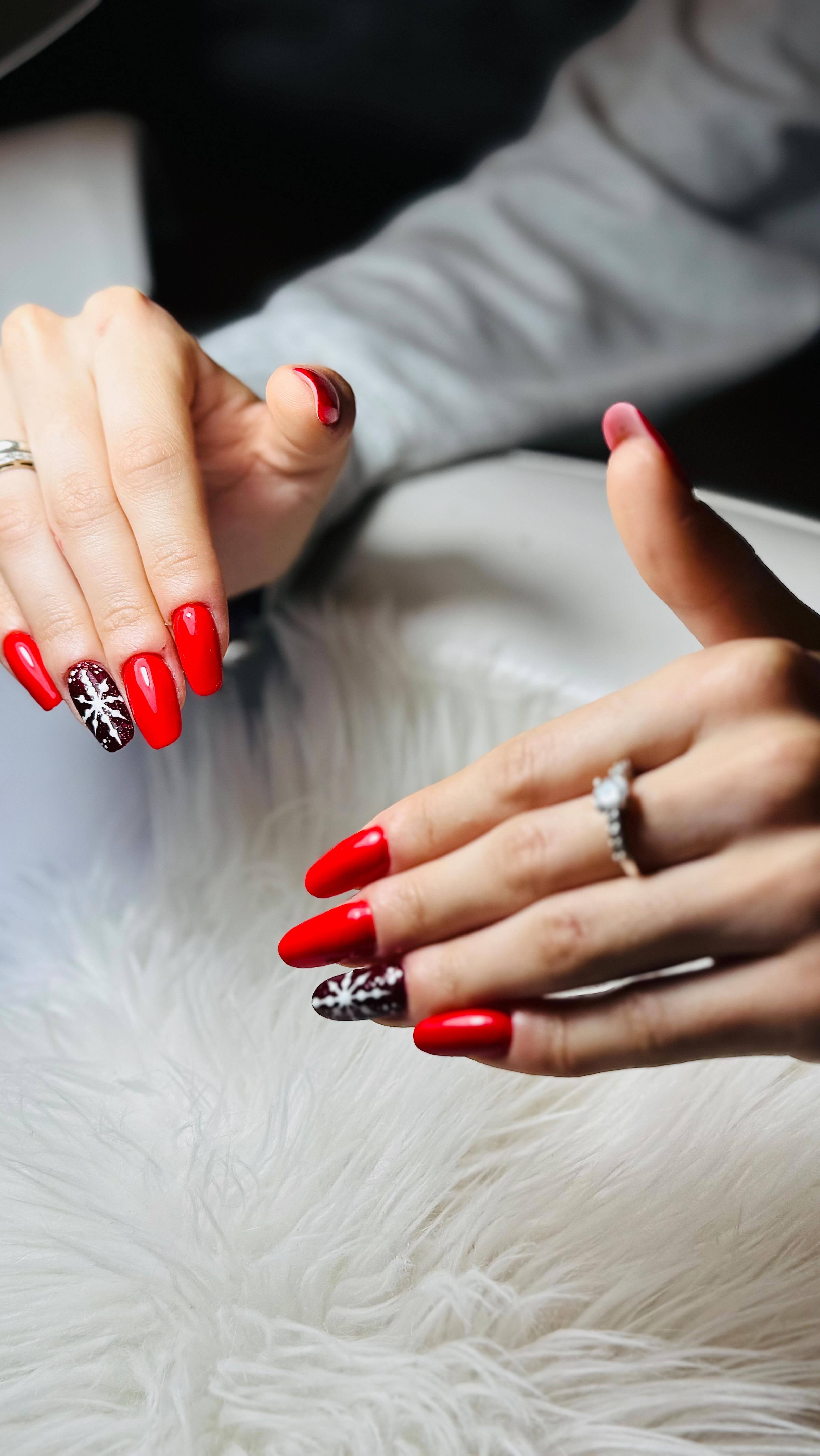 Nail art natalizia rossa con fiocchi di neve