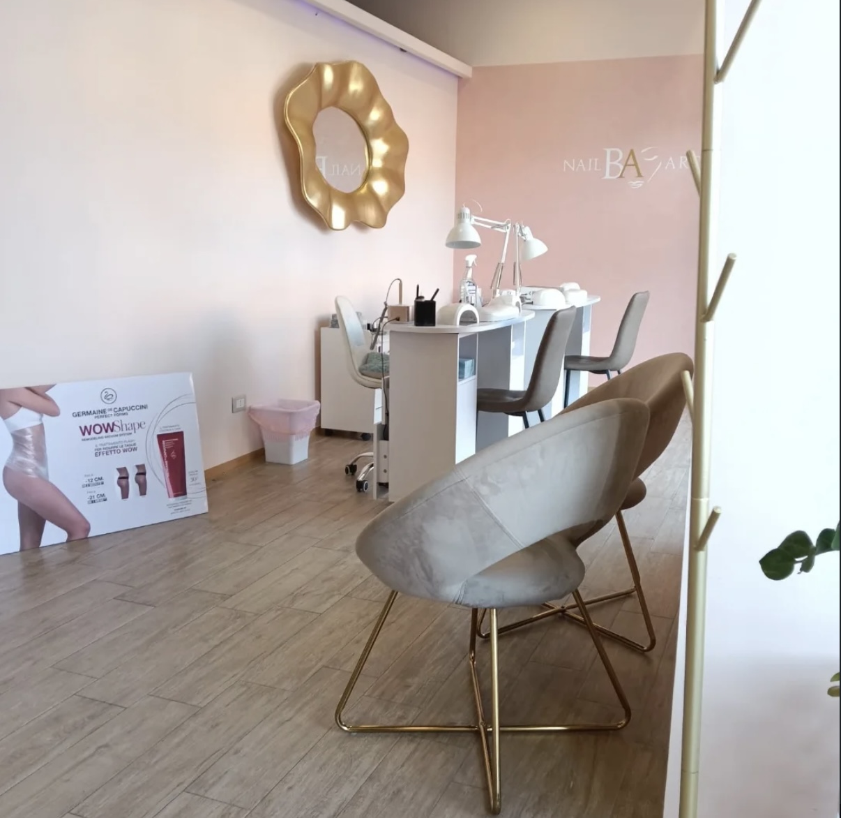 Postazione Nail Bar con specchio dorato e pareti rosa