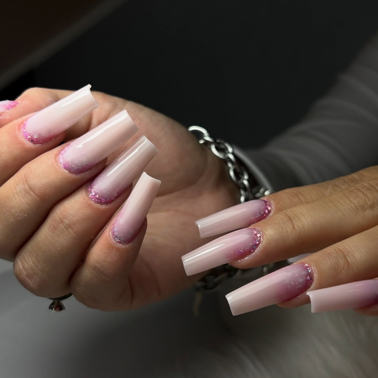 Unghie ombré rosa con base glitter
