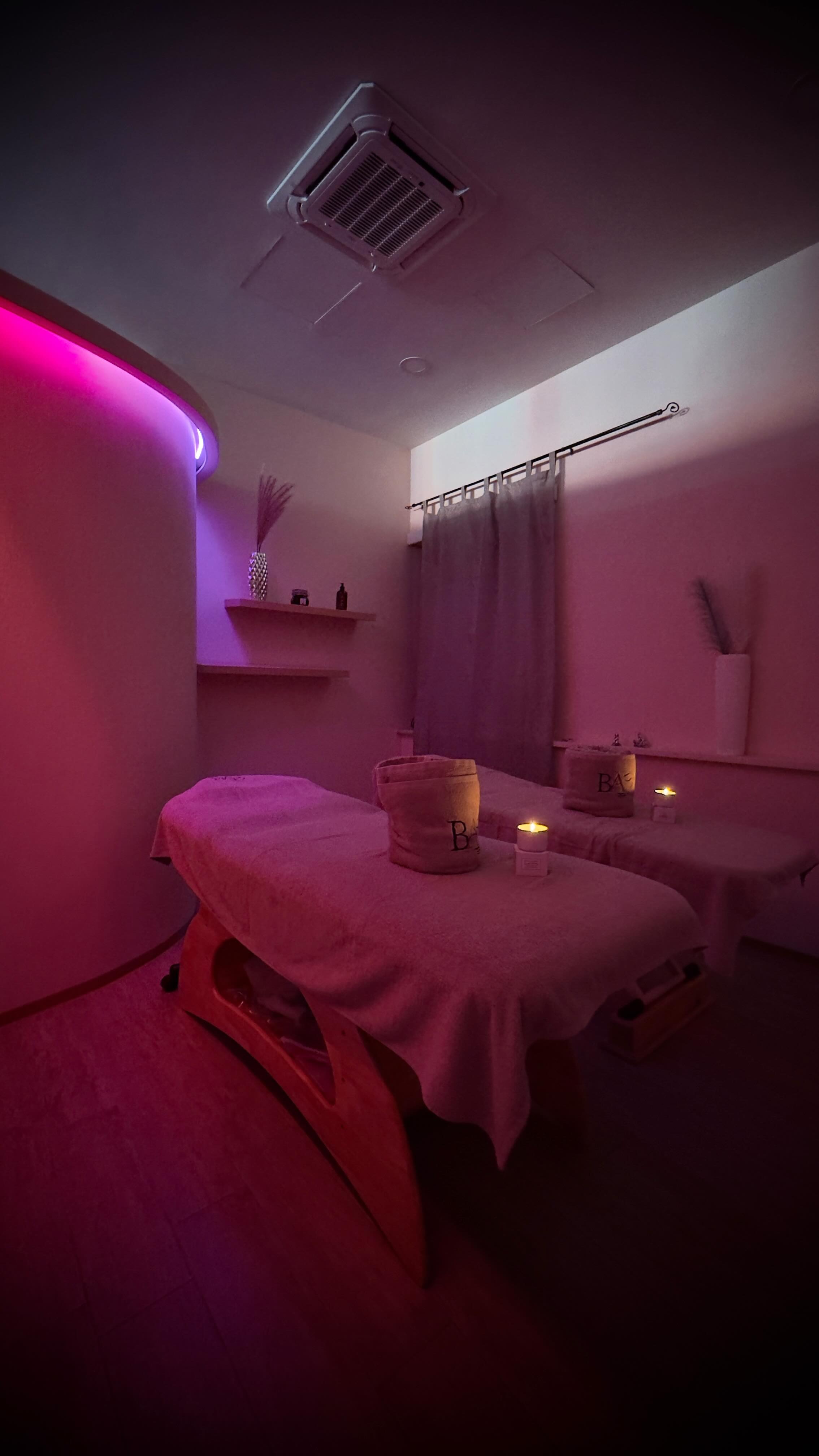 Sala trattamenti con illuminazione viola e candele